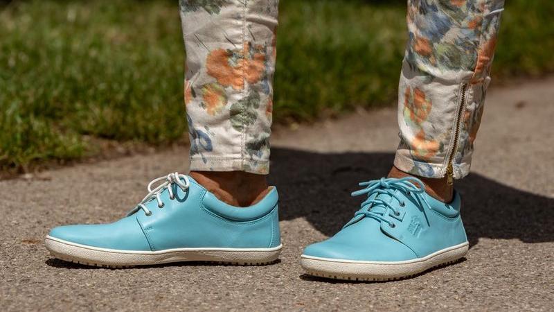 SoleRunner-metis-skyblue-Damen-Barfussschuh-lifestyle-3