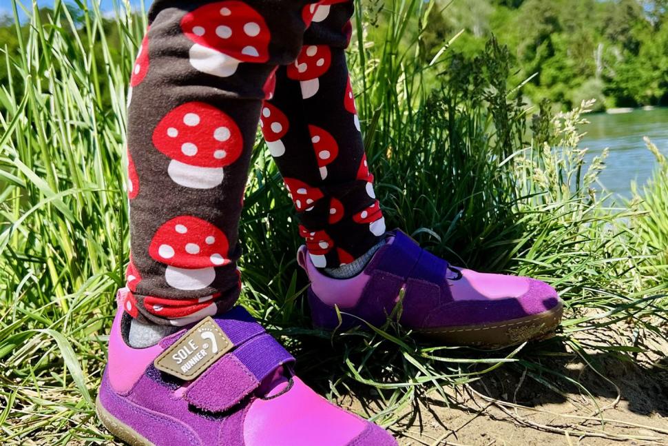 Kinder_Minimalschuh_Puck_2_pink_lifestyle_2