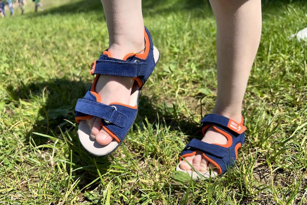 Mimas-Kinder-Barfuss-sandale-lifestyle