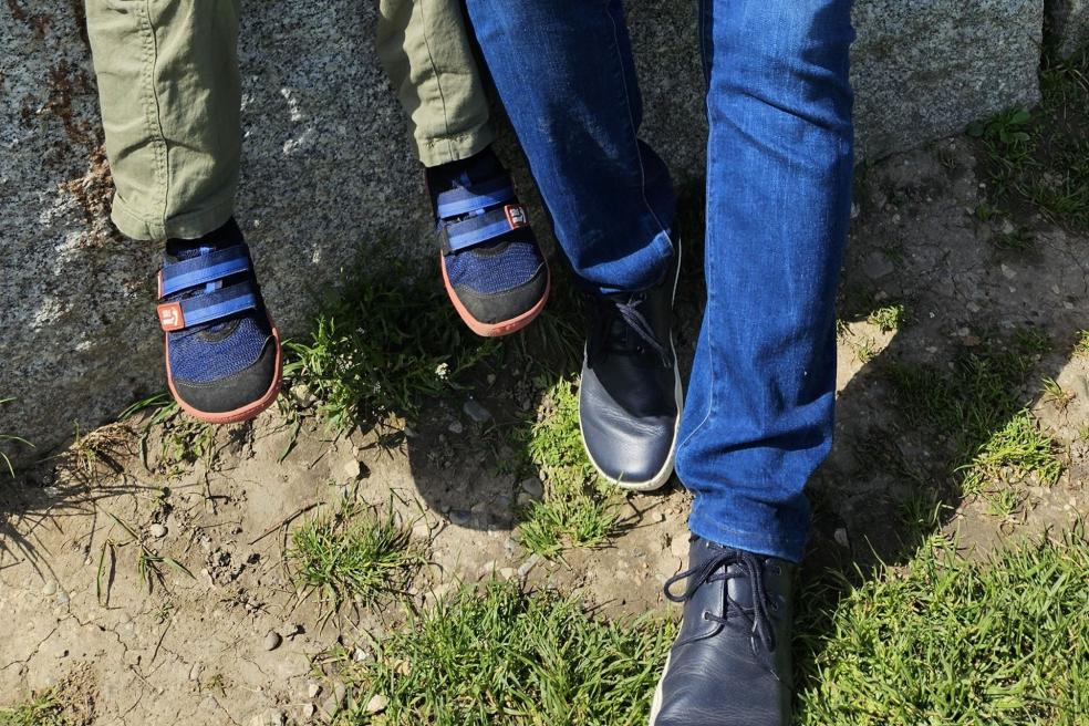 Sole-Runner-metis2-blue-und-Puck4-navyorange-Kinder-minimalschuhe-lifestyle