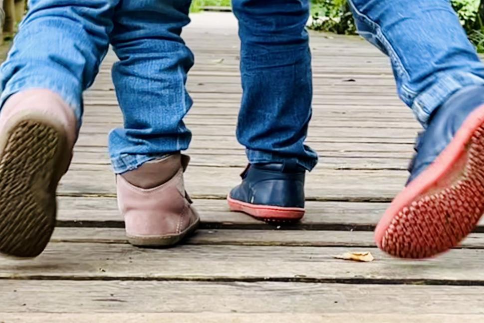 Sole-Runner_Kinder_Winter_Barfussschuhe_Eris-Winter-und-Titania-rose-lifestyle